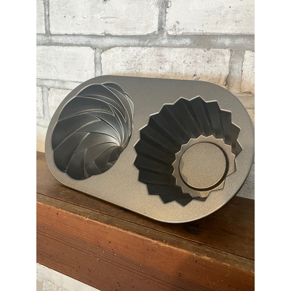 Nordic Ware Cute Cupcake Nonstick Baking Pan Makes One Giant Cupcake - Picture 6 of 8